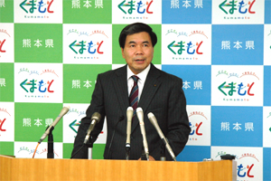 記者からの質問に答える蒲島知事の写真