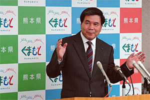 記者からの質問に答える蒲島知事の写真