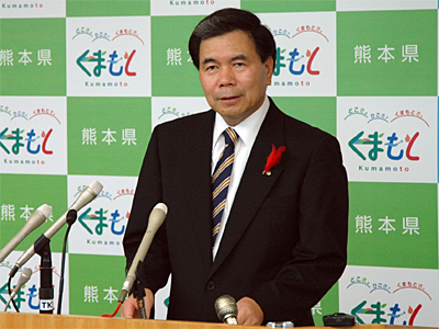 コメントする蒲島知事の写真