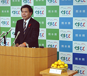 コメントする蒲島知事の写真