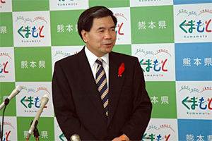 記者からの質問に答える蒲島知事の写真