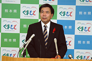 記者からの質問に答える蒲島知事の写真