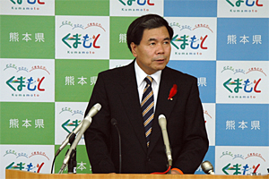 記者からの質問に答える蒲島知事の写真