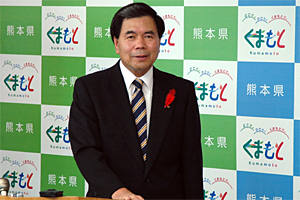 記者からの質問に答える蒲島知事の写真