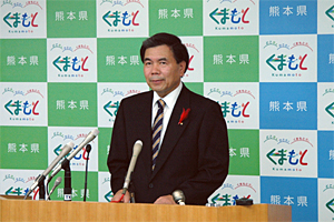 記者からの質問に答える蒲島知事の写真