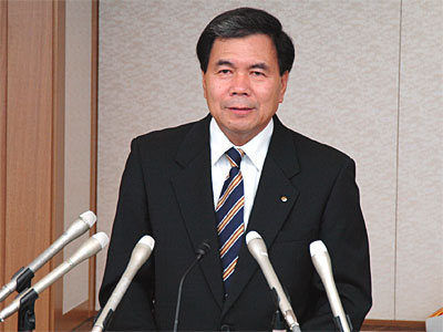 コメントする蒲島知事の写真