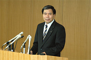 コメントする蒲島知事の写真