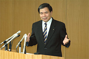 記者からの質問に答える蒲島知事の写真