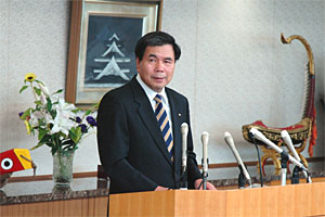 記者からの質問に答える蒲島知事の写真