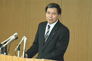 記者からの質問に答える蒲島知事の写真