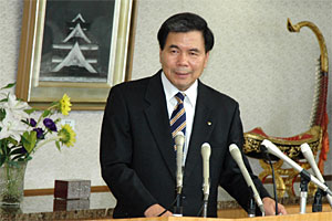 記者からの質問に答える蒲島知事の写真