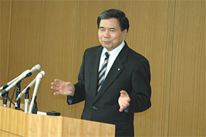 記者からの質問に答える蒲島知事の写真