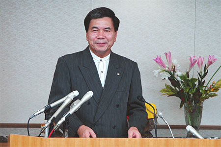コメントする蒲島知事の写真