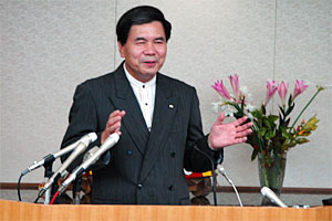 記者からの質問に答える蒲島知事の写真