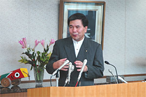 記者からの質問に答える蒲島知事の写真