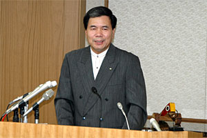 記者からの質問に答える蒲島知事の写真