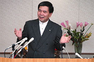 記者からの質問に答える蒲島知事の写真