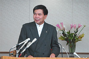 記者からの質問に答える蒲島知事の写真