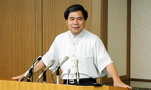 コメントする蒲島知事の写真
