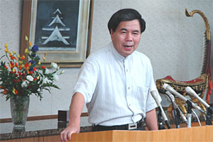 コメントする蒲島知事の写真