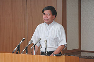 記者からの質問に答える蒲島知事の写真