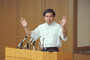 記者からの質問に答える蒲島知事の写真