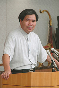 記者からの質問に答える蒲島知事の写真