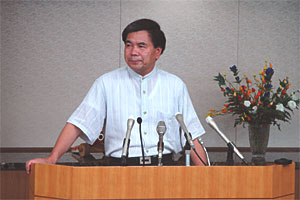 記者からの質問に答える蒲島知事の写真