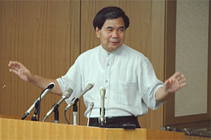 記者からの質問に答える蒲島知事の写真