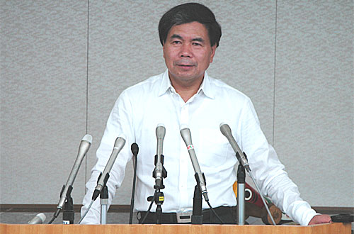 コメントする蒲島知事の写真