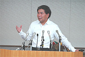 記者からの質問に答える蒲島知事の写真