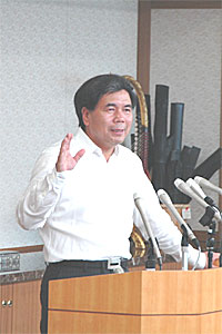 記者からの質問に答える蒲島知事の写真