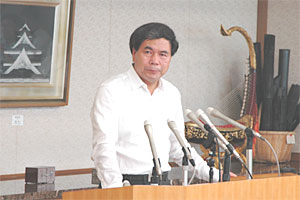 記者からの質問に答える蒲島知事の写真