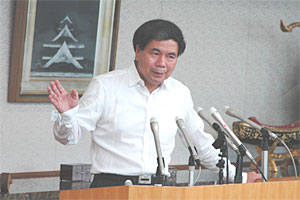 記者からの質問に答える蒲島知事の写真