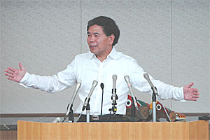 記者からの質問に答える蒲島知事の写真