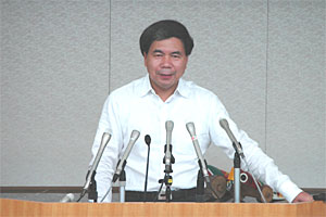 記者からの質問に答える蒲島知事の写真