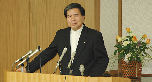 コメントする蒲島知事の写真