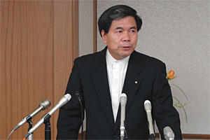 コメントする蒲島知事の写真