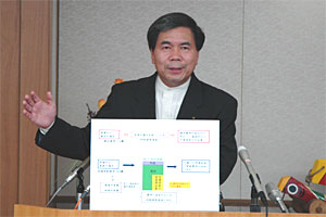 コメントする蒲島知事の写真