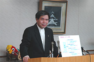 コメントする蒲島知事の写真