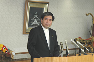 記者からの質問に答える蒲島知事の写真