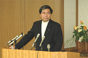 記者からの質問に答える蒲島知事の写真