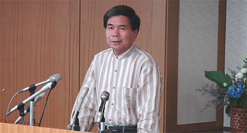 コメントする蒲島知事の写真