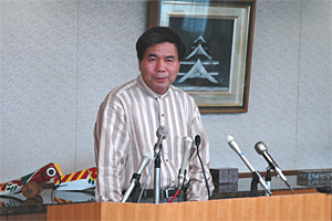 記者からの質問に答える蒲島知事の写真