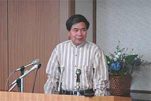 記者からの質問に答える蒲島知事の写真