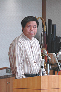 記者からの質問に答える蒲島知事の写真