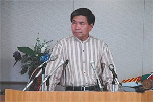 記者からの質問に答える蒲島知事の写真