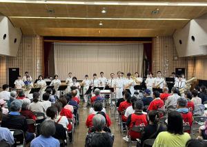 ちょこっと防犯フェスタ演奏の写真