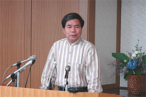 記者からの質問に答える蒲島知事の写真