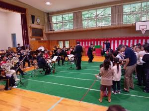 中原小学校演奏の写真